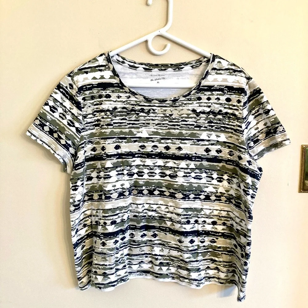 Women’s Tops Bundle - Picture 9 of 16